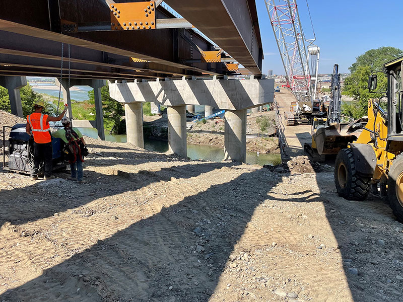 Erecting the steel beams for the new westbound river bridge